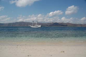 AMI Lombok Ombak Putih sailing ship Gili Nanggu Island beach 1 3008x2000