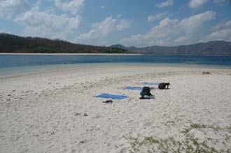AMI Lombok Ombak Putih sailing ship Gili Nanggu Island beach 6 3008x2000