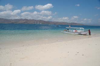AMI Lombok Ombak Putih sailing ship Gili Nanggu Island beach 8 3008x2000