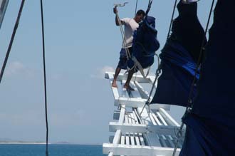 AMI Lombok Ombak Putih sailing ship Gili Nanggu Island hoisting the sails 1 3008x2000