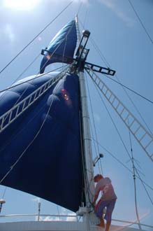 AMI Lombok Ombak Putih sailing ship Gili Nanggu Island hoisting the sails 5 3008x2000
