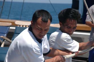 AMI Lombok Ombak Putih sailing ship Gili Nanggu Island hoisting the sails 6 3008x2000