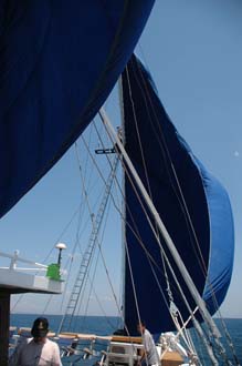 AMI Lombok Ombak Putih sailing ship Gili Nanggu Island hoisting the sails 7 3008x2000