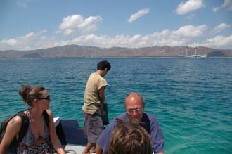 AMI Lombok Ombak Putih sailing ship Gili Nanggu Island transfer to the ship by dinghy 3008x2000