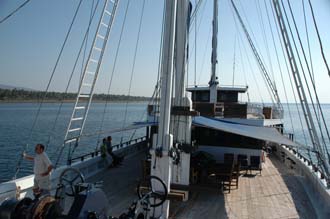 AMI Lombok Ombak Putih sailing ship in Labuhan Kayangan harbour 7 3008x2000