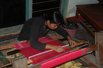 AMI Lombok Pringgasela traditional weaving village woman weaving on simple loom 3 3008x2000
