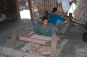 AMI Lombok Pringgasela traditional weaving village woman weaving on simple loom 5 3008x2000