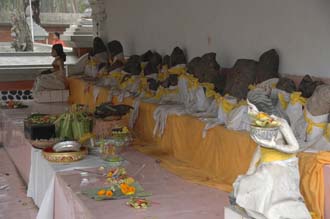 AMI Lombok Pura Lingsar Temple offerings 3008x2000