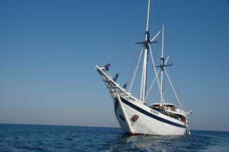 AMI Lombok Senggigi Ombak Putih sailing ship mooring in Senggigi bay 5 3008x2000