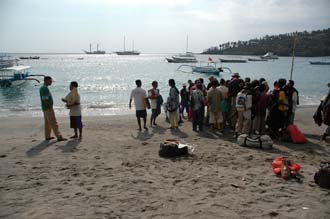 AMI Lombok Senggigi Ombak Putih sailing ship souvenir sellers on Senggigi beach 1 3008x2000